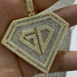 Colgante de Plata de Ley 925 para Hombre con Logotipo Inicial de Diamante Moissanite VVS de Corte Brillante, Letra, Número o Nombre Personalizado, Estilo de Lujo - Product Image 1