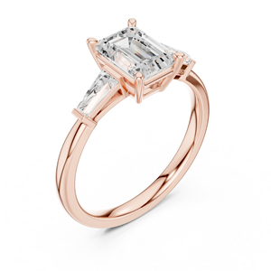 Anillo de compromiso elegante con tres diamantes cultivados en laboratorio en oro rosa, con un diamante central de corte esmeralda y un diamante lateral de corte trillón. - Product Image 3