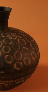 Vase à fleurs en métal artisanal moderne, finition texturée noire à fossettes, centre de table rond décoratif, unité individuelle uniquement - Product Image 3