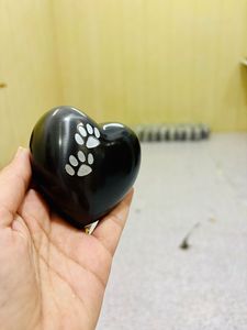 Urne funéraire pour animaux de compagnie en laiton noir de style américain en forme de cœur avec empreinte de patte argentée, design personnalisable pour la crémation - Product Image 6