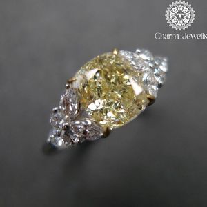 Bague de fiançailles Charm_Jewells pour femme en or blanc avec moissanite taille coussin, motif floral, sertissage à griffes, style classique - Product Image 3
