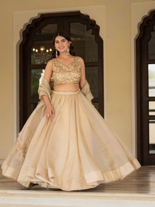 Blusa Bordada con Lentejuelas y Conjunto de Lehenga Dorado Liso - Product Image 6