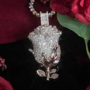 Luxira Jewels Colgante Unisex de Moissanita con Incrustaciones de Circonitas en Oro Rosa, Plata 925, Engaste de Garra, Corte Brillante, para Boda y Fiesta - Product Image 1