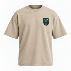 เสื้อยืดแขนสั้นสีเบจสำหรับผู้ชาย มีโลโก้ด้านหน้า ทรงปกติ สไตล์ลำลอง ผ้าเจอร์ซีย์คอตตอน 100% ดีไซน์คอกลม - Product Image 4