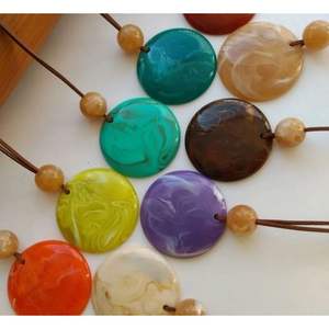 Collier en résine léger avec pendentif en cristal élégant pour un usage quotidien, les fêtes de bureau, les cadeaux - Product Image 3