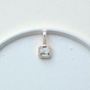 Colgante de Plata de Ley 925 con Cuarzo Aguamarina de Corte Cuadrado, Engastado en Bisel, Hecho a Mano, Gema Semipreciosa, Joyería Fina para Mujer - Product Image 1