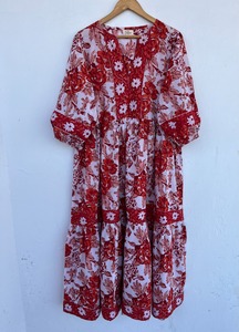 Robe longue en coton rouge à motifs floraux, imprimée à la main, avec bordures et ceinture en tissu, style bohème. - Product Image 2
