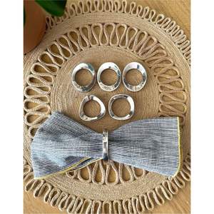 Anneau de serviette moderne en or mat - Boucle de serviette en métal courbé unique, accessoires de table pour dîners haut de gamme et décoration intérieure - Product Image 5