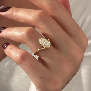 Anillo de compromiso solitario curvo con diamante ovalado de 2.5 ct cultivado en laboratorio, certificado por GIA, E VVS2, con banda curva única en oro sólido de 14K. - Product Image 1