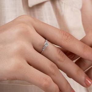 Anillo de Compromiso con Diamante Redondo Creado en Laboratorio, Anillo de Cinco Diamantes con Diamantes en la Banda, Anillo de Diamantes Certificado, Oro de 18K - Product Image 2