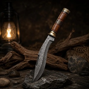 Cuchillo de caza hecho a mano de acero de Damasco con hoja de punta caída, mango de madera y hoja dentada en funda de cuero. - Product Image 3