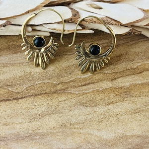 Boucles d'oreilles tendance en laiton très demandées, créoles bohèmes en onyx, bijoux tribaux en laiton pour femmes, plaqué or 18 carats, motif soleil céleste, vente en gros/OEM - Product Image 5