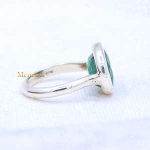 Anillo Solitario de Plata de Ley 925 con Esmeralda Ovalada Natural Facetada en Bisel, Joyas Memoria, Venta al Por Mayor - Product Image 3