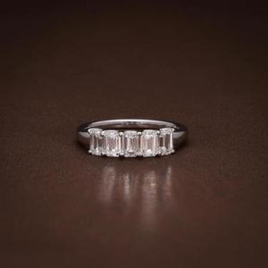 Bague en or blanc massif avec diamant taille émeraude, cinq pierres, sertie à griffes, bande simple et classique, demi-éternité, pour anniversaire ou mariage - Product Image 1