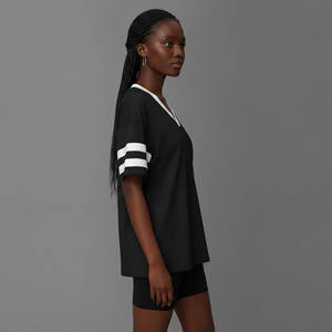 Nouveau t-shirt sportif pour femme, noir, col en V, manches courtes, avec rayures blanches et logo orange imprimé, coupe ample, tissu jersey. - Product Image 3