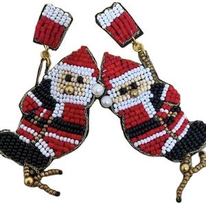 Pendientes bordados a mano con cuentas de colores rojo y blanco con diseño de Papá Noel, personalizados para niñas, de la India. - Product Image 1