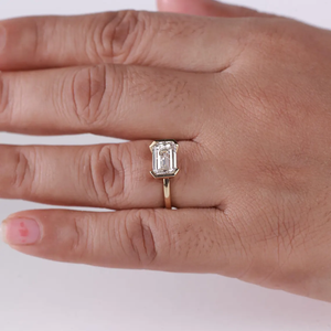 แหวนเพชรเพาะเลี้ยงทรงเอเมอรัลด์ 14K ทองคำขาว ฝังเพชรครึ่งวง 1.50 กะรัต ความสะอาดระดับ VS1 สี F ดีไซน์หรูหราสำหรับผู้หญิง ได้รับการรับรองจาก IGI - Product Image 3