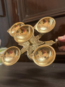 Lámpara Diya Tradicional de Latón para Panch Aarti, con Cinco Cuencos, para Rituales Hindúes de Pooja, Porta Ofrendas de Aceite/Ghee con Asa de Madera, para Templo Indio - Product Image 2