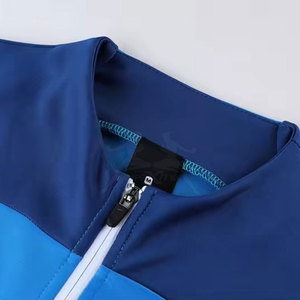 Survêtement de sport haut de gamme avec tissu respirant et coupe athlétique confortable pour l'entraînement quotidien - Product Image 4