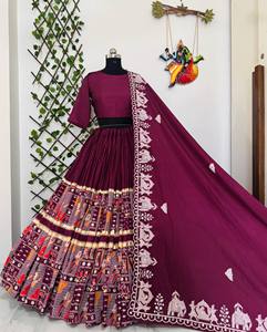 InCotton.M Lehenga Choli en Faux Georgette Brodé Rouge, Robe de Mariage Indienne Traditionnelle Longue, Coupe Classique pour Femme - Product Image 2