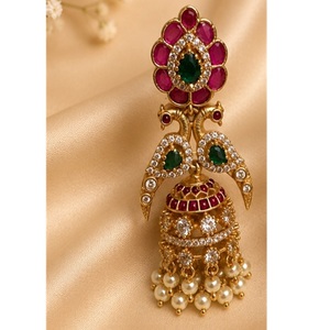Pendientes de diseño chapados en oro con circonitas y perlas, ideales para bodas, colección de joyería étnica para mujeres y niñas. - Product Image 3