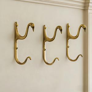 Patère murale décorative contemporaine en forme de renne, idéale pour la décoration de maison de vacances, le style saisonnier et l'accentuation intérieure - Product Image 3