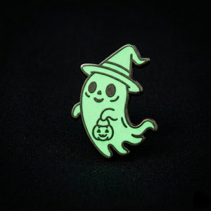 Épingles de revers lumineuses en métal pour Halloween, OEM |   Badge en émail phosphorescent Wraith Bat Cobweb en gros |   Souvenir personnalisé avec logo, faible quantité minimum de commande - Product Image 1