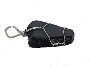 Colgante de moda con imagen de cristal de jade verde negro natural, grabado en bruto y envuelto en alambre, de Gujarat - Product Image 5