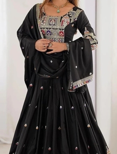 Châle KV pour femme, en soie et satin, brodé, couleur unie, doux, respirant, style traditionnel, idéal pour les fêtes (noir) - Product Image 2