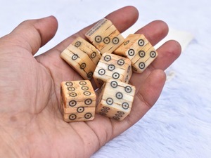 Dés ronds blancs polis de qualité supérieure, écologiques, faits à la main, pour l'art moderne et les objets de collection, cubes numérotés en matériau naturel, pour utilisation sur table. - Product Image 4
