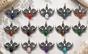 Collier unisexe fait main avec pendentif chauve-souris en laiton plaqué or/argent, serti de pierres précieuses, options de pierres personnalisées, vente en gros - Product Image 2