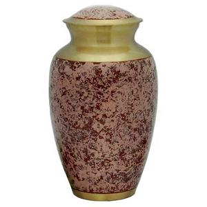 Urne luxueuse en laiton avec un design intemporel et des détails gravés pour chérir les cendres des êtres chers par Axiom Home Accents - Product Image 2