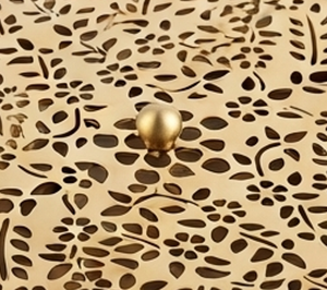 Porte-épices rond artisanal doré avec couvercle floral, récipient de rangement en métal pour la cuisine, style traditionnel, design anti-poussière - Product Image 2
