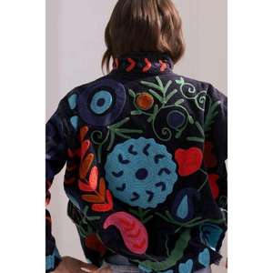 Chaqueta de Algodón Negro de Lujo con Bordado Suzani, Hecha a Mano, con Diseño Floral Multicolor, Estilo Bohemio para Mujer - Product Image 1
