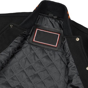 Veste universitaire noire et orange pour homme, manches en cuir, col boutonné, style décontracté pour l'automne - Product Image 3