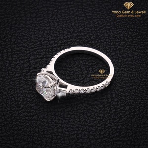 Anillo de Oro Sólido de 14K con Corte Cojín, Perfecto para Momentos Eternos, Diamante Cultivado en Laboratorio de 2.00 Quilates, Color E, Claridad VVS2, Certificado IGI - Product Image 3