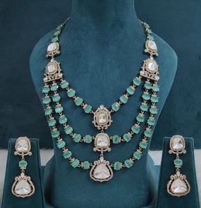 Collier de mariée de qualité supérieure à trois rangs avec de magnifiques boucles d'oreilles, léger et confortable, parfait pour les occasions festives - Product Image 4