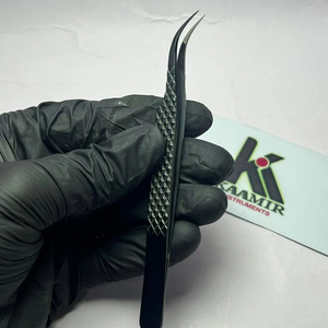 Pince à cils professionnelle Kaamir en acier inoxydable courbé noir, anti-magnétique, haute précision, pour volume intense - Product Image 4