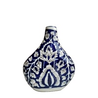 Jarrón de Cerámica Azul Contemporáneo para Mesa, con Intrincado Arte Floral Blanco, Hecho a Mano, Ecológico, Sin Plomo, con Acabado Brillante