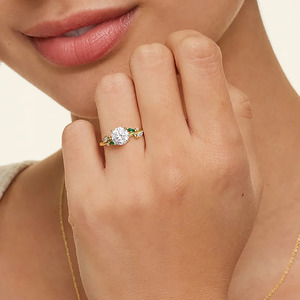 Anillo de compromiso de oro con diamantes cultivados en laboratorio en forma de racimo botánico y detalles de piedras preciosas - Product Image 4