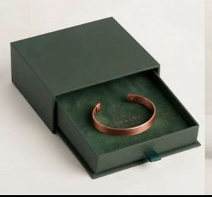 Boîte cadeau pour bracelets en cuivre avec un design classique et des caractéristiques écologiques - Product Image 1