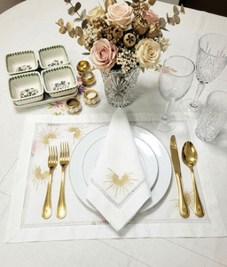 Juegos de Manteles Individuales y Servilletas Bordados a Mano con Diseño de Sol Dorado, 100% Algodón, Lavables, para Bodas y Eventos en el Hogar - Product Image 1