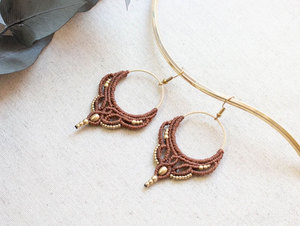 ต่างหูห่วงมาคราเม่สีน้ำเงินประดับทองคำ งานแฮนด์เมด HARI OM CREATIONS ได้รับการรับรองจาก IGI เครื่องประดับวินเทจสไตล์พุทธสำหรับผู้หญิง - Product Image 3