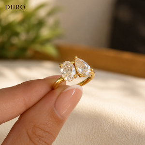 Anillo de Compromiso de Plata Chapado en Oro para Mujer con Moissanita de Corte Pera/Ovalado y Engaste de Garras, Diseño Toi Et Moi - Product Image 2