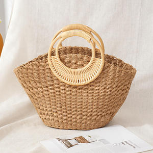 Dale un toque moderno a tus atuendos con este vibrante bolso de hilo natural con un cuerpo texturizado y correas de cuerda resistentes. - Product Image 3