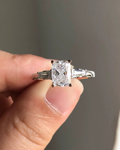 Anillo de compromiso clásico de plata de ley para mujer con moissanita de 3 quilates, engaste de púas, halo oculto moderno, para aniversario de bodas, celebrando el amor - Product Image 1