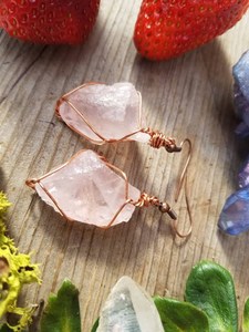 Boucles d'oreilles en cristal de quartz rose brut, grandes et massives, bijoux en cuivre et quartz rose - Product Image 4