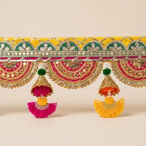 Toran Bandhanwar décoratif traditionnel fait main avec pompons pour les fêtes, les mariages et la décoration d'entrée de maison - Product Image 3