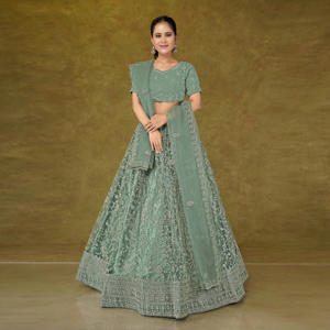Conjunto de Lehenga Choli de tela fina con adornos artesanales refinados y dobladillo tejido ancho |   Ropa de Ceremonia y Festiva para Mujer para Negocios al por Mayor - Product Image 3