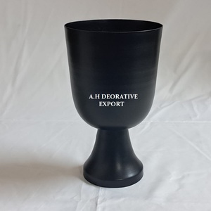 Vase décoratif élégant noir en forme de gobelet, grande urne à finition mate pour arrangements floraux, vase sur piédestal sophistiqué pour table - Product Image 6